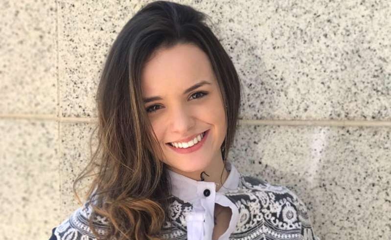Aos 23 anos, jovem é vacinada nos EUA antes do pai que tem 62 anos e mora no Brasil