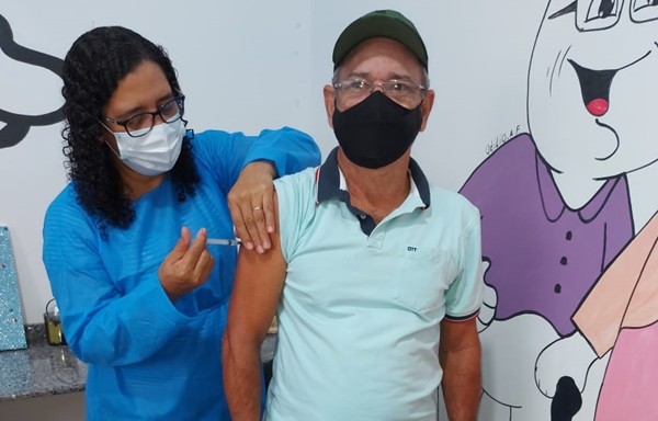 Primeiro vereador de Porto dos Gaúchos a receber dose da vacina contra covid comemora