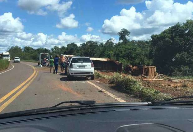 Caminhão carregado tombou na MT 338 e ocupantes estão hospitalizados em Novo Horizonte