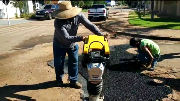 Prefeitura realiza tapa buracos nas ruas e prefeito Vanderlei pede colaboração da população