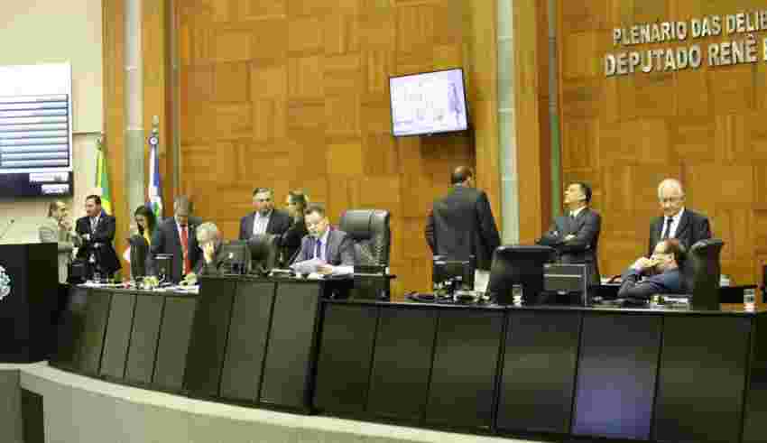Projeto aprovado por deputados possibilita comércios funcionar em feriados municipais e estaduais em 2021 e 2022